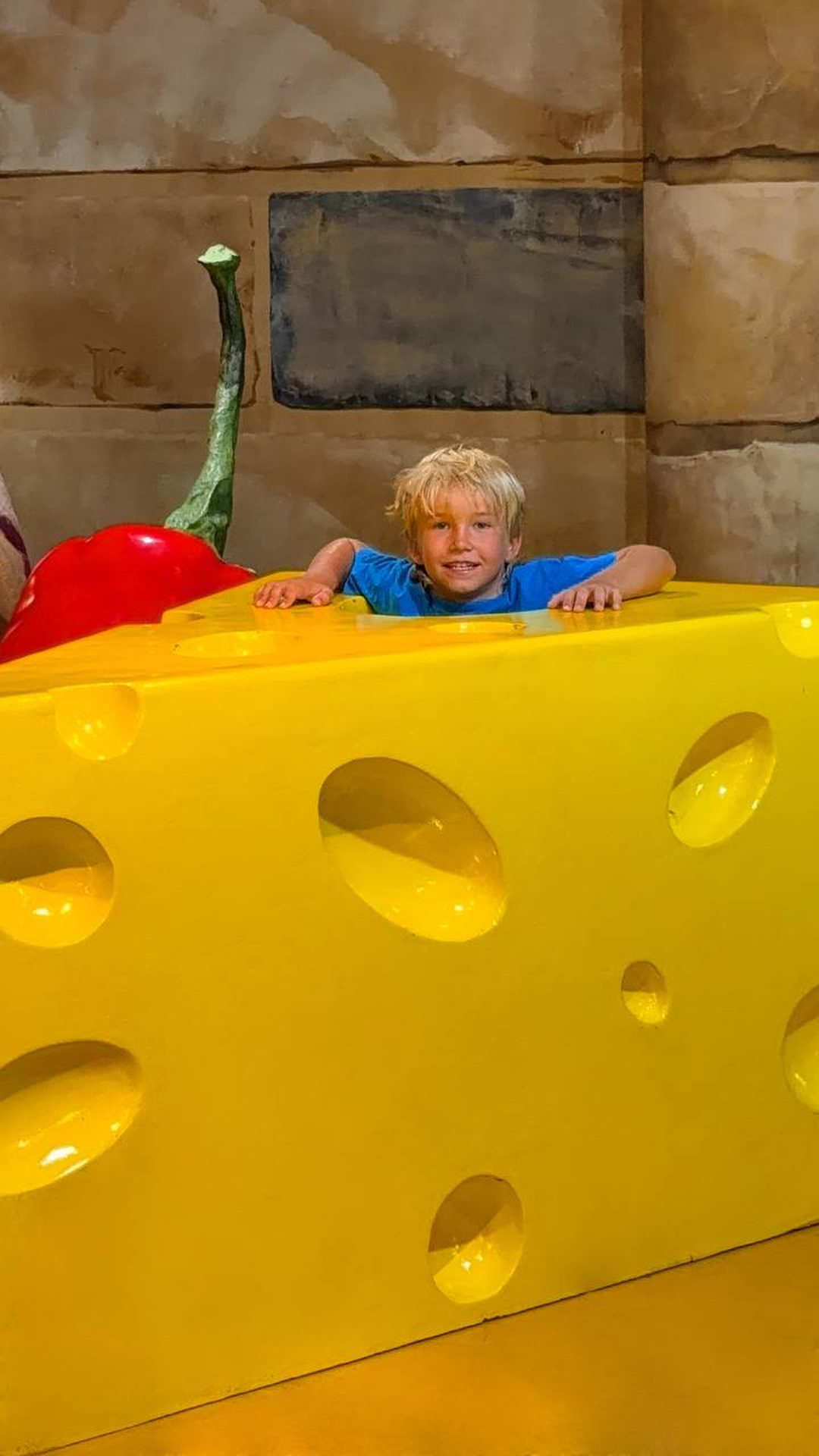 Crian&ccedil;as nos museus Big Fun: um queijo gigante, uma c&acirc;mara de moedas enormes e um baloi&ccedil;o numa sala de nuvens cor-de-rosa